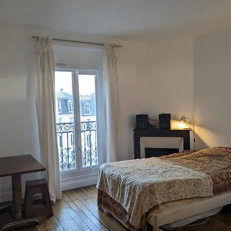 Апартаменты Sous Les Toits Париж